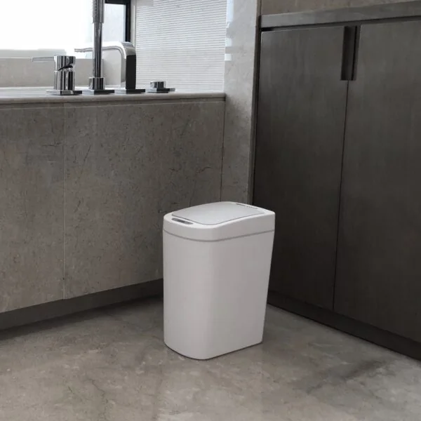 Cesto automático Ninestars de 7 litros, blanco, en un baño